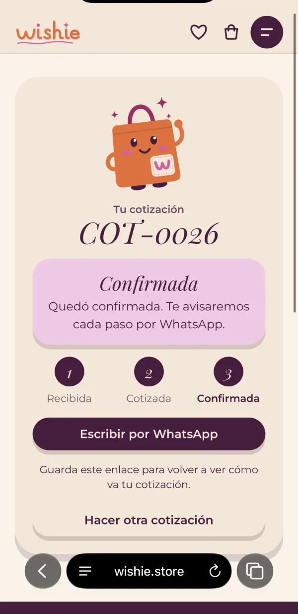 Pantalla del celular de la clienta con su cotización confirmada: los pasos Recibida, Cotizada y Confirmada, y un botón para escribir por WhatsApp.