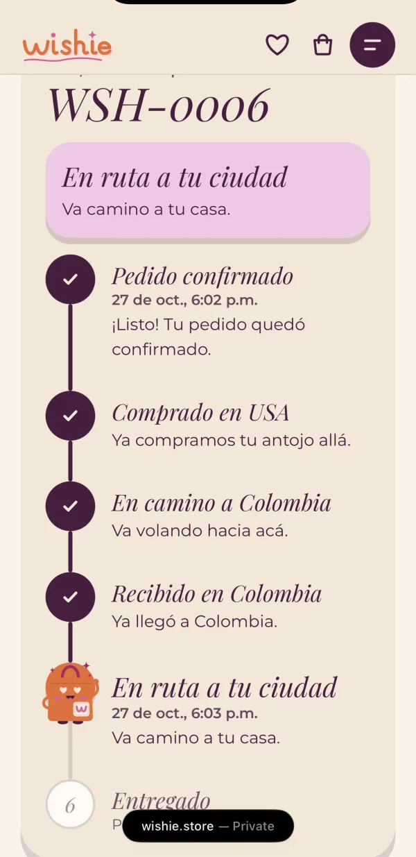 Pantalla de seguimiento del pedido en el celular de la clienta, con una línea de tiempo de estados: pedido confirmado, comprado en USA, en camino a Colombia, recibido en Colombia y en ruta.