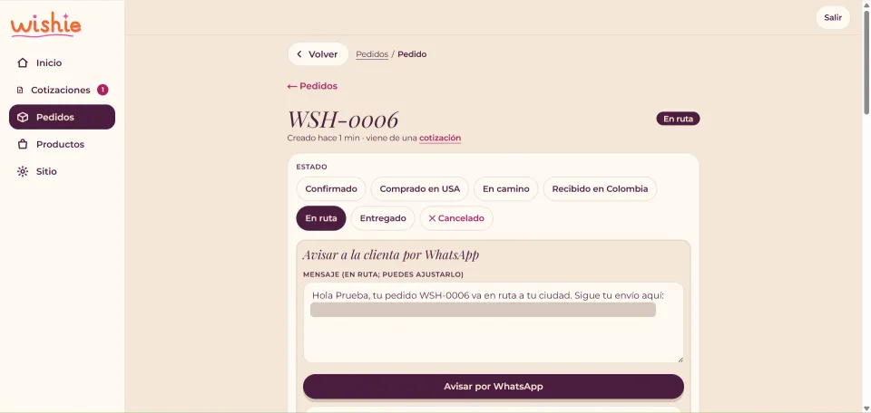 Panel de Wishie: pedido en estado En ruta con un mensaje de aviso para la clienta, listo para enviar por WhatsApp.